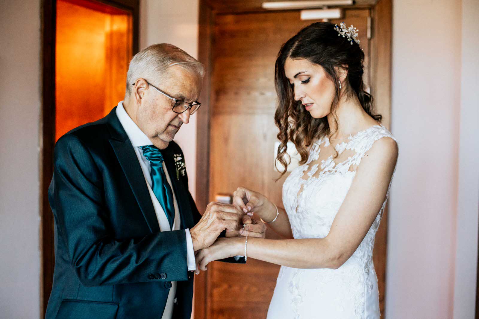 padre ayudando a la novia