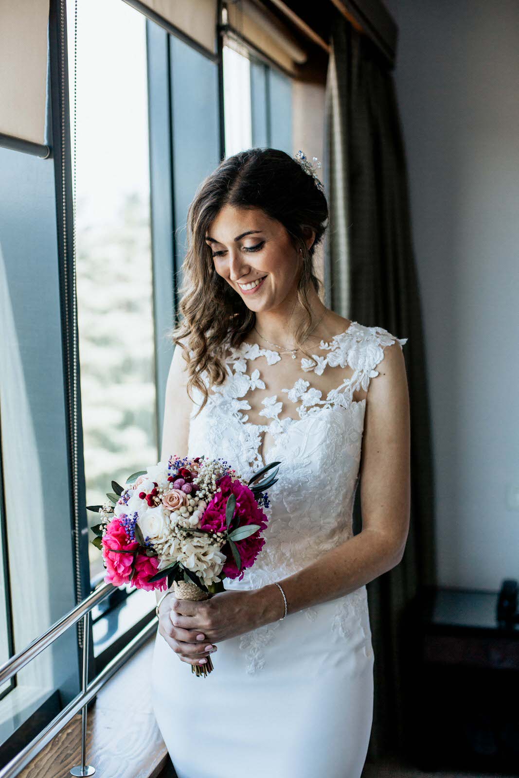 novia en el Hotel Eurostar Suites Mirasierra sosteniendo el bouquet