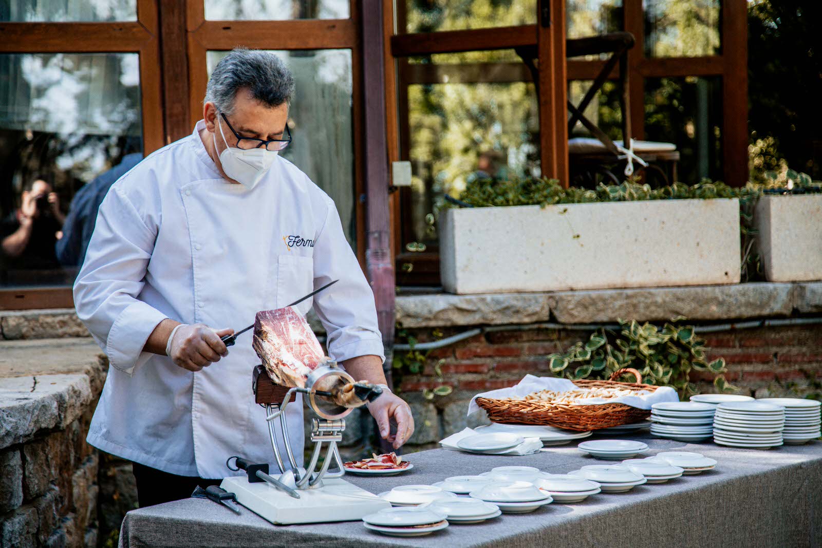 cortando jamon en Finca Etxemendi-Etxondo