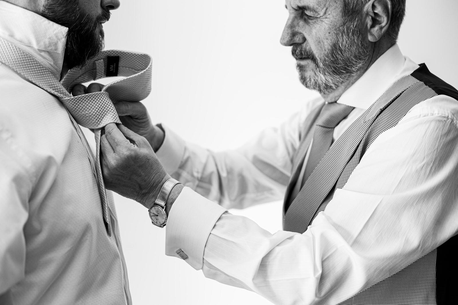 Padre ayudando a su hijo en la boda