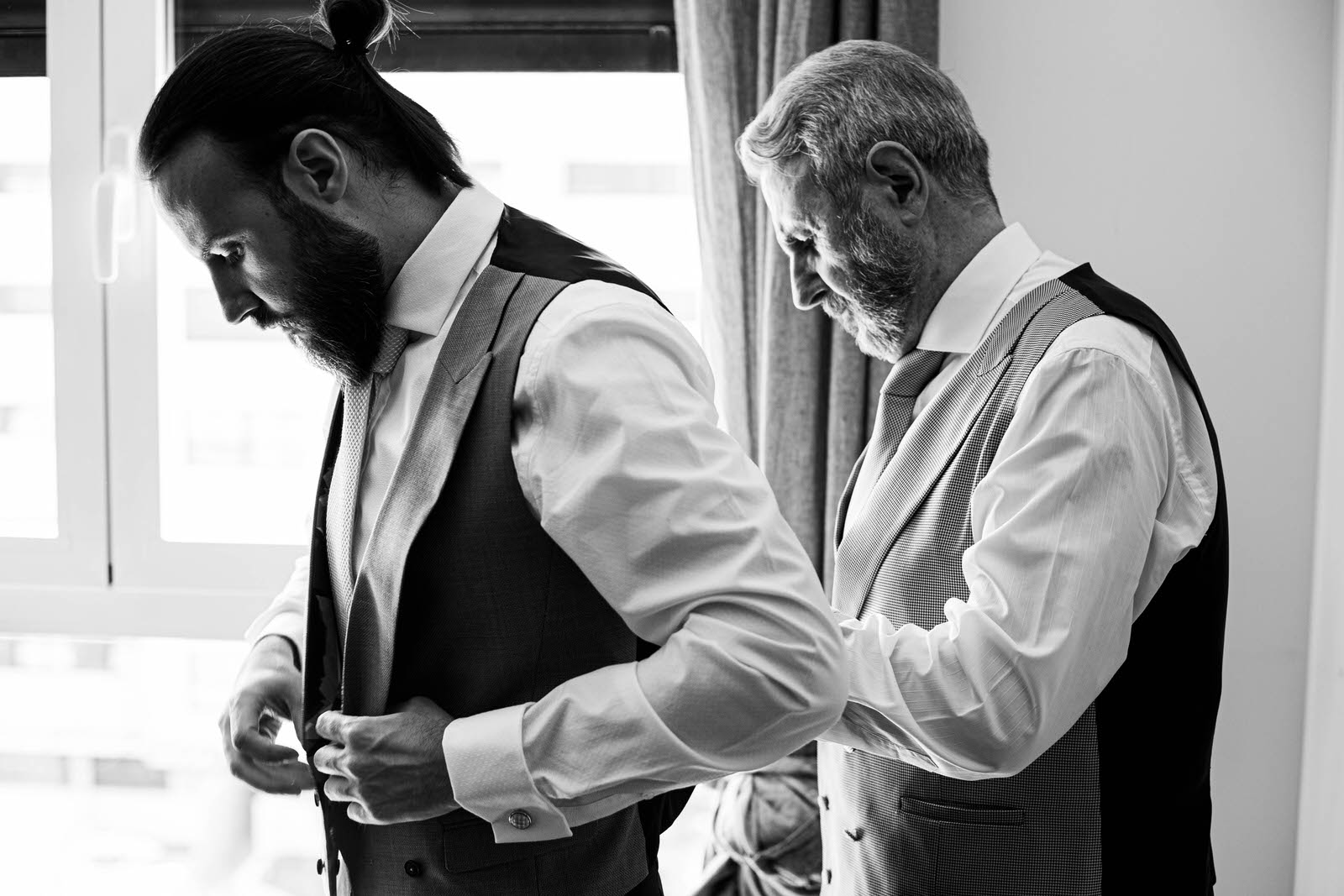 Padre ayudando a su hijo en la boda