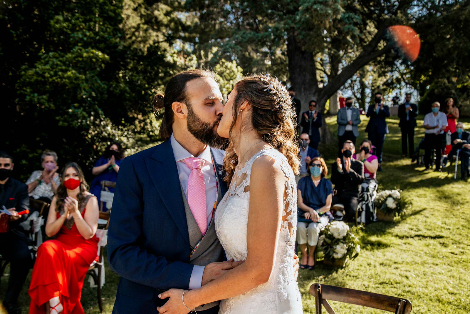 beso de novios en la ceremonia