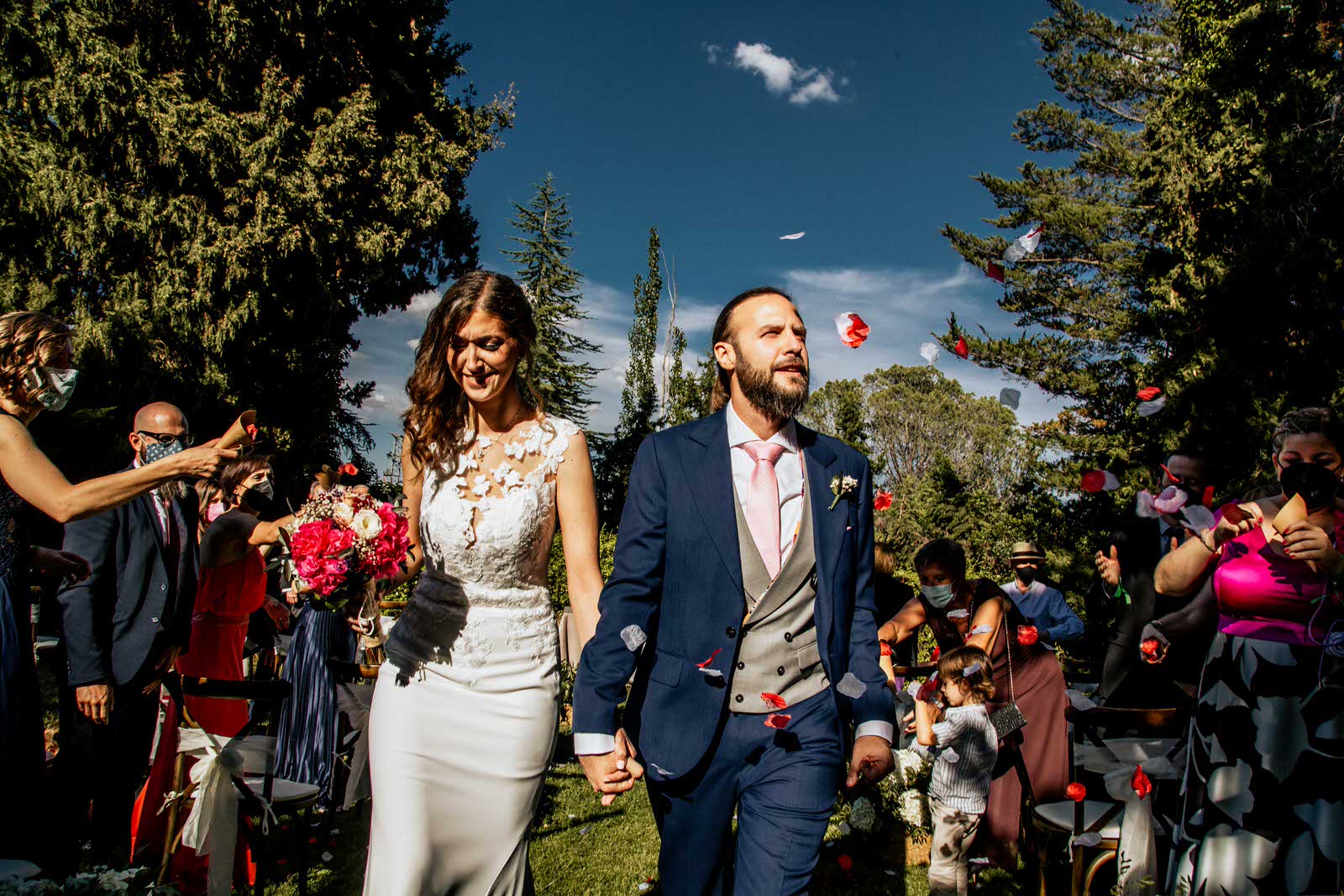 salida de los novios en Finca Etxemendi-Etxondo