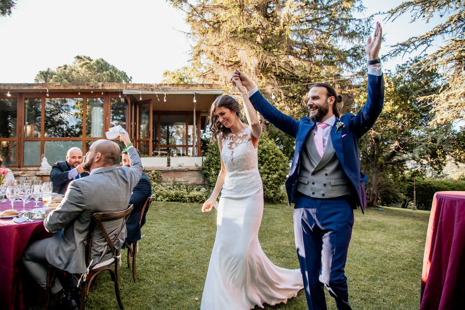 llegada de los novios en el banquete Finca Etxemendi-Etxondo