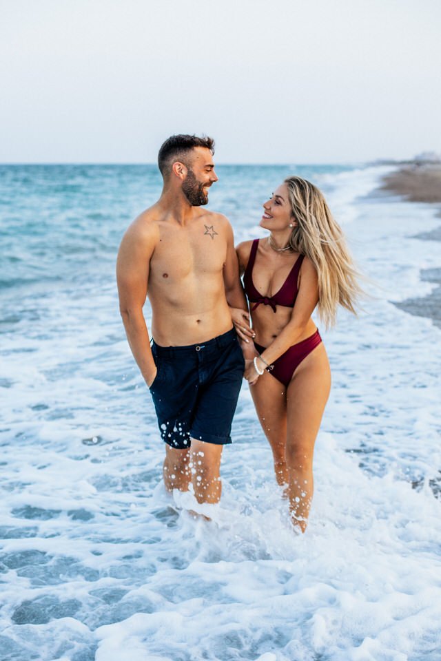 sesión de pareja en la playa