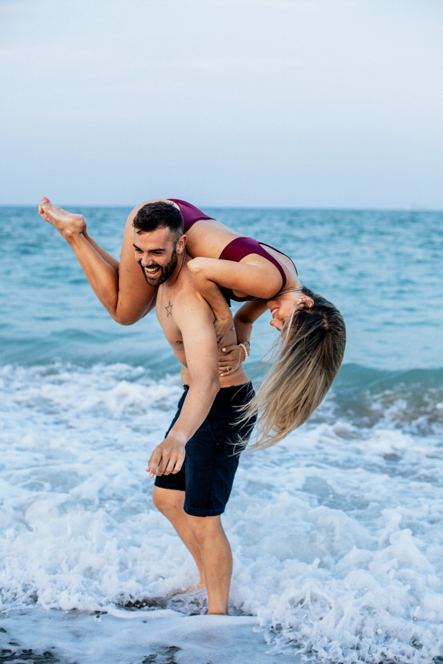 sesión de pareja en la playa