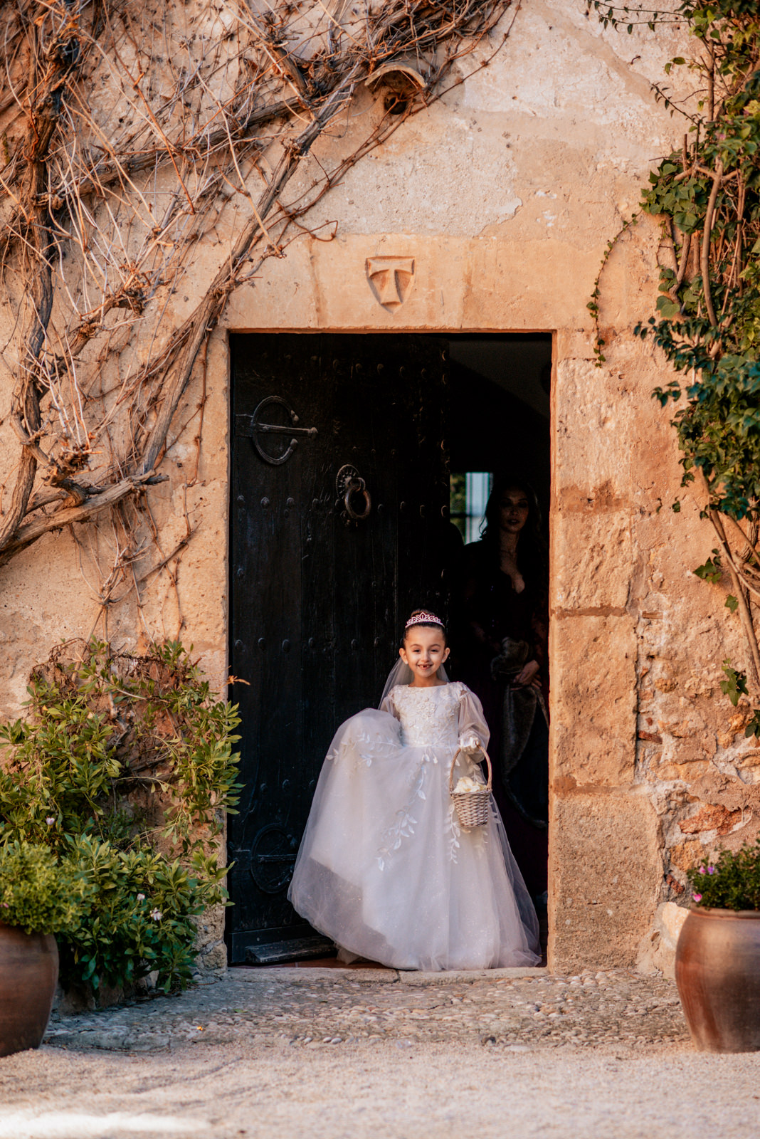 niña del cortejo en el Castillo de Tamarit