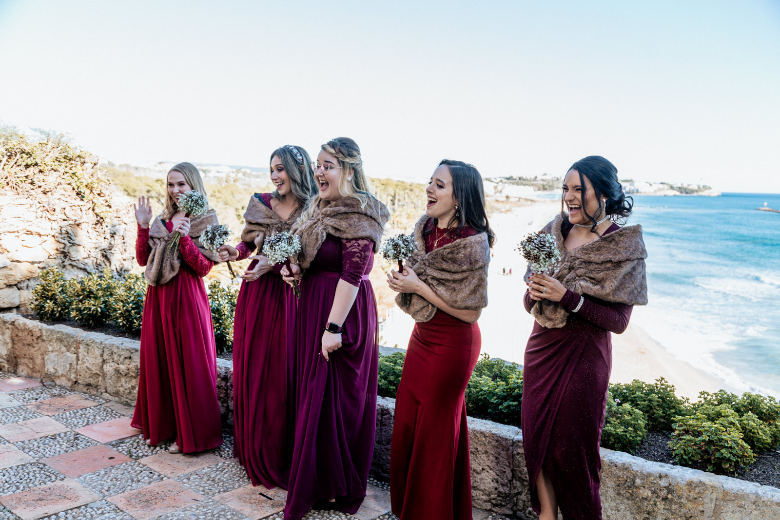 emoción de las damas de honor al ver a la novia