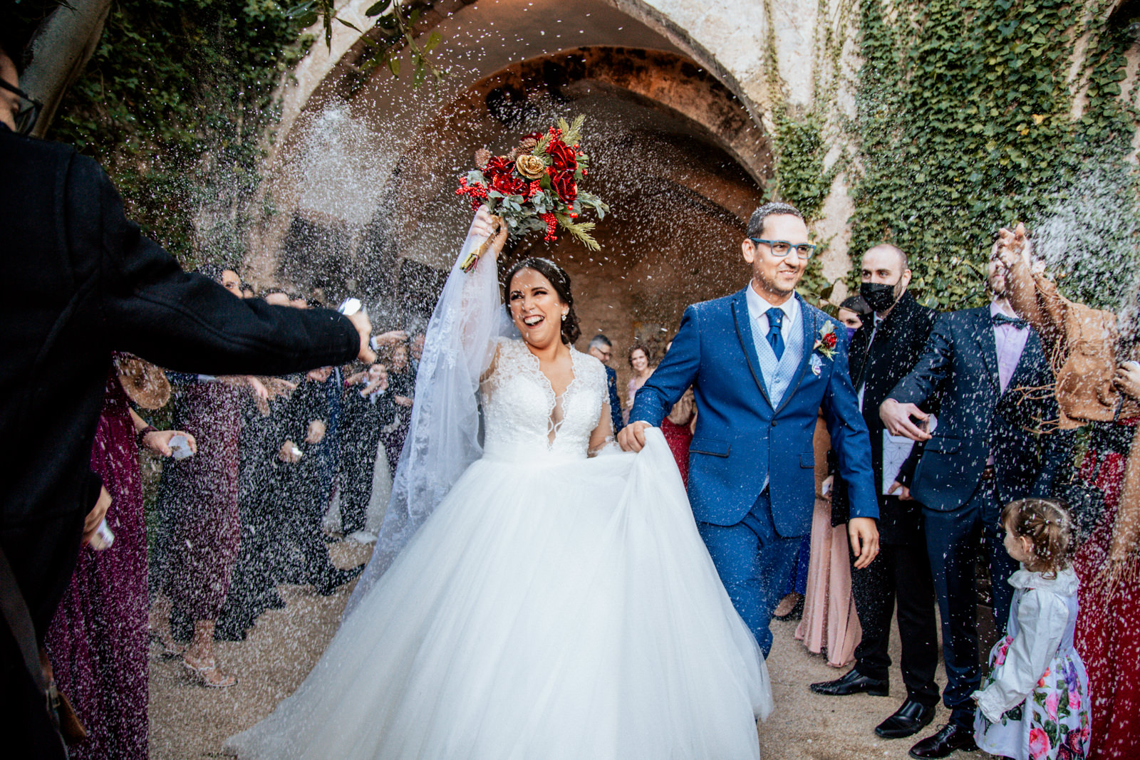 salida de los novios en el Castillo de Tamarit