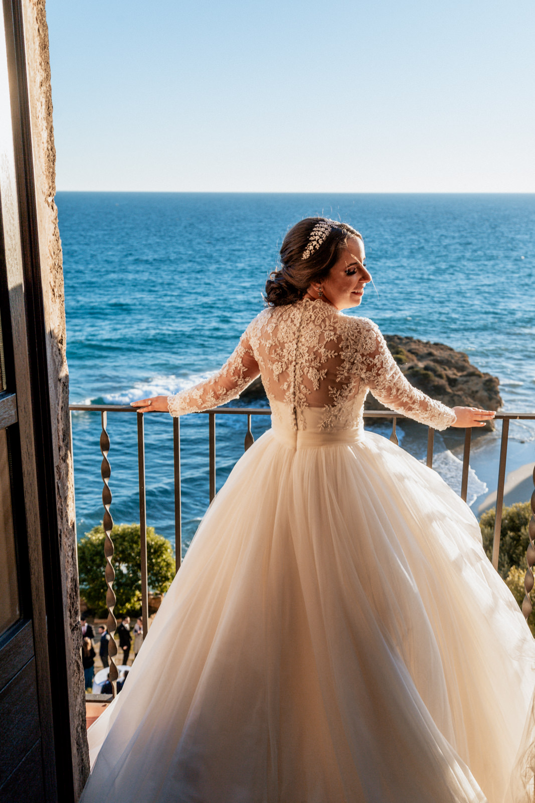 novia en la ventana del Castillo de Tamarit