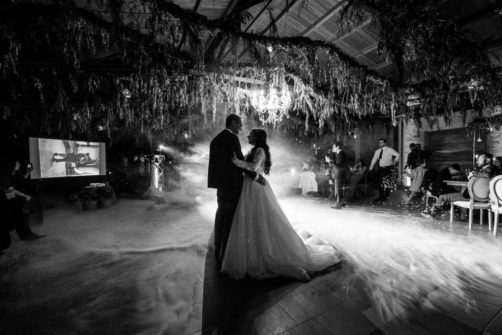 novios bailando en el Castillo de Tamarit