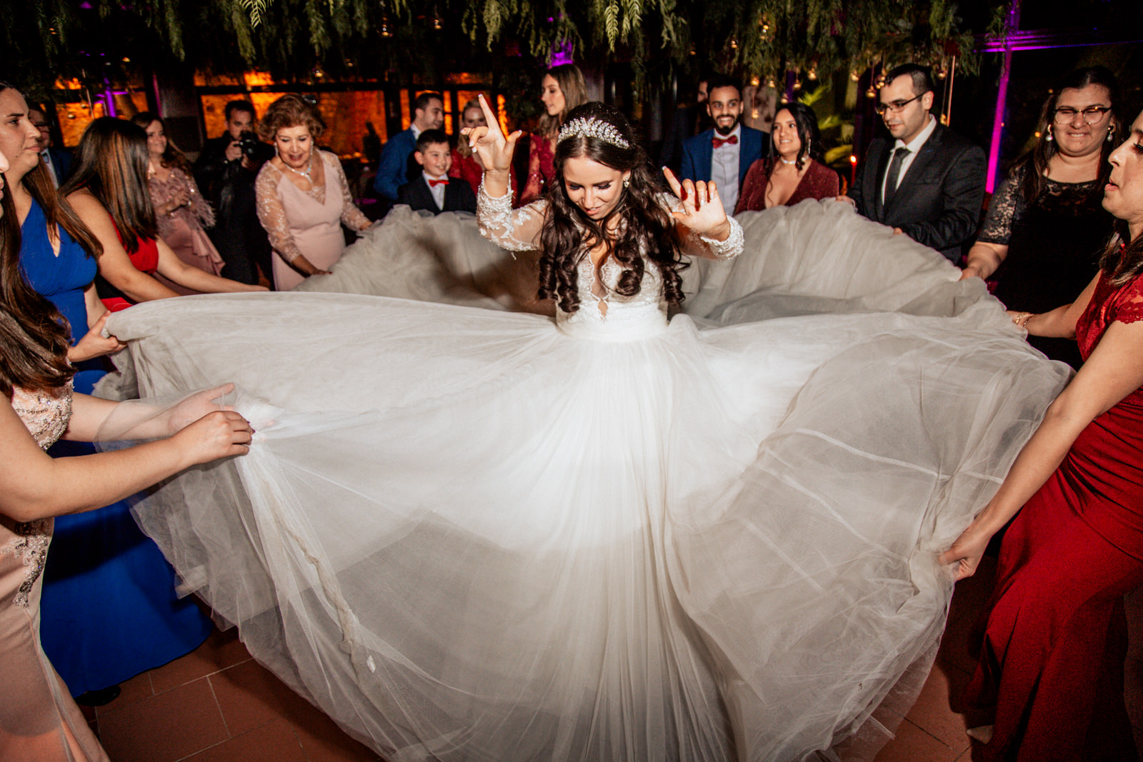 novia con vestido bailando