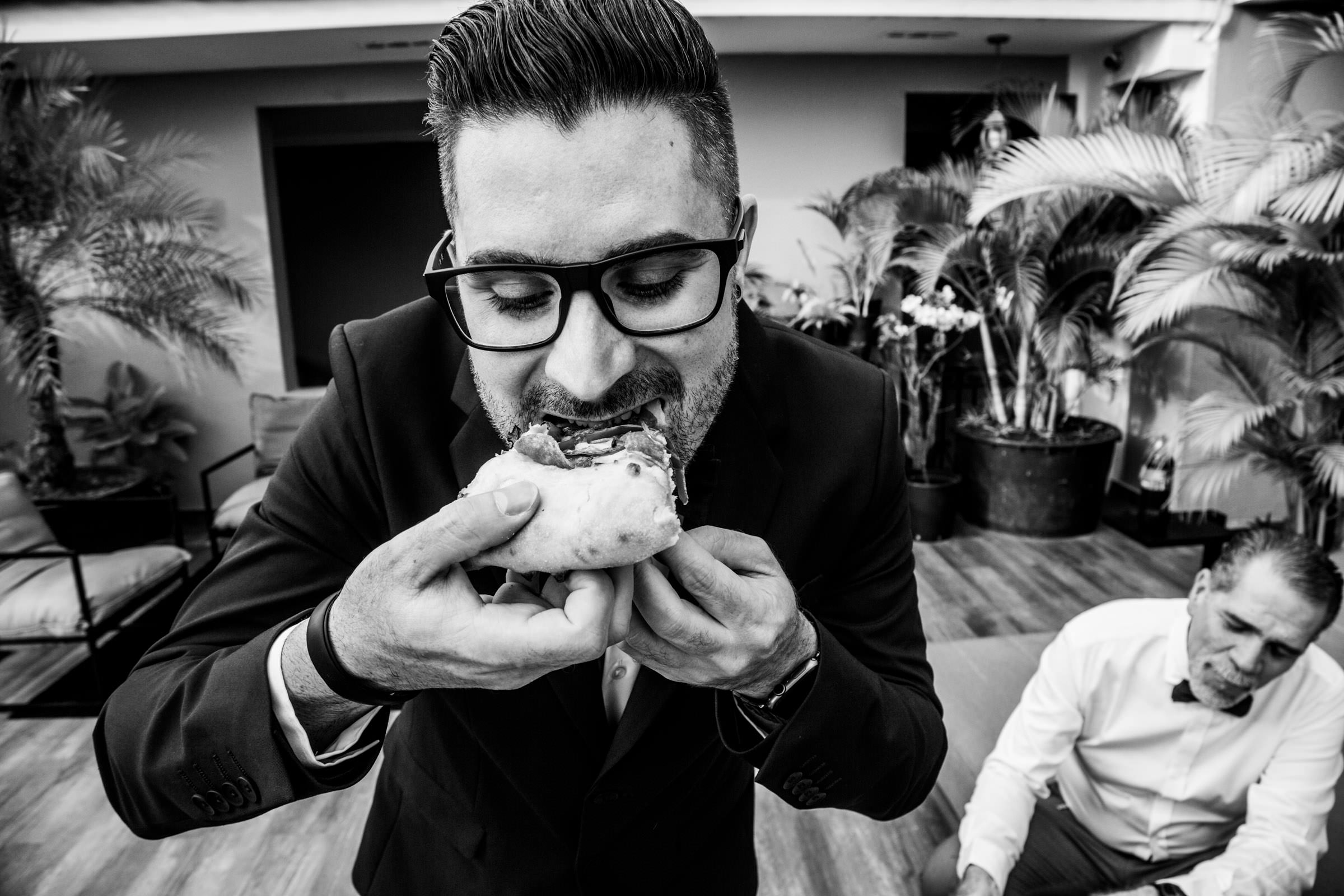 novio comiendo pizza el día de la boda