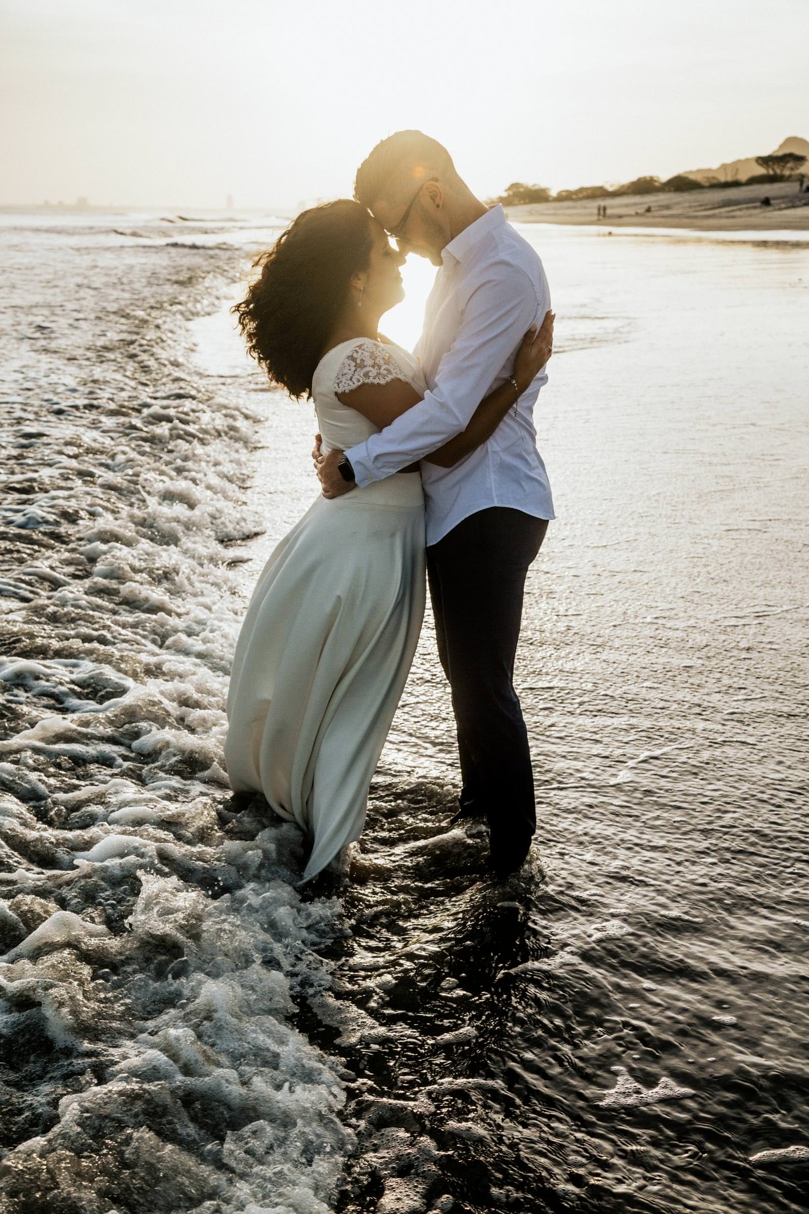 pareja en la paya en Panamá