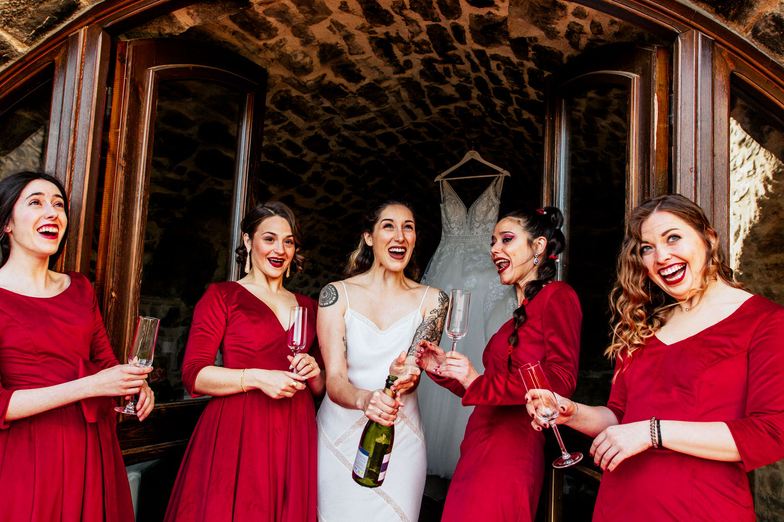 novia brindando champagne con las damas de honor