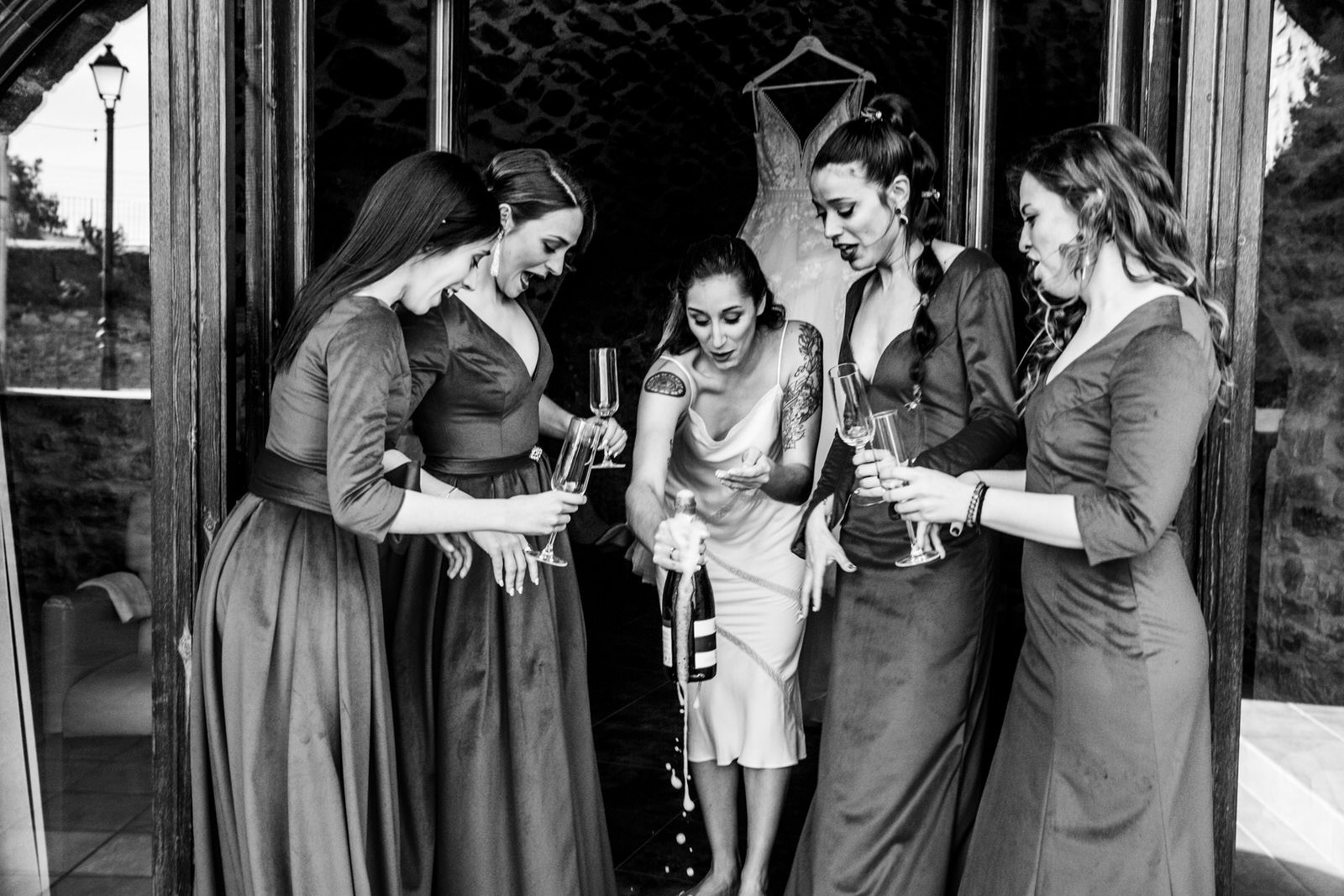 novia brindando champagne con las damas de honor