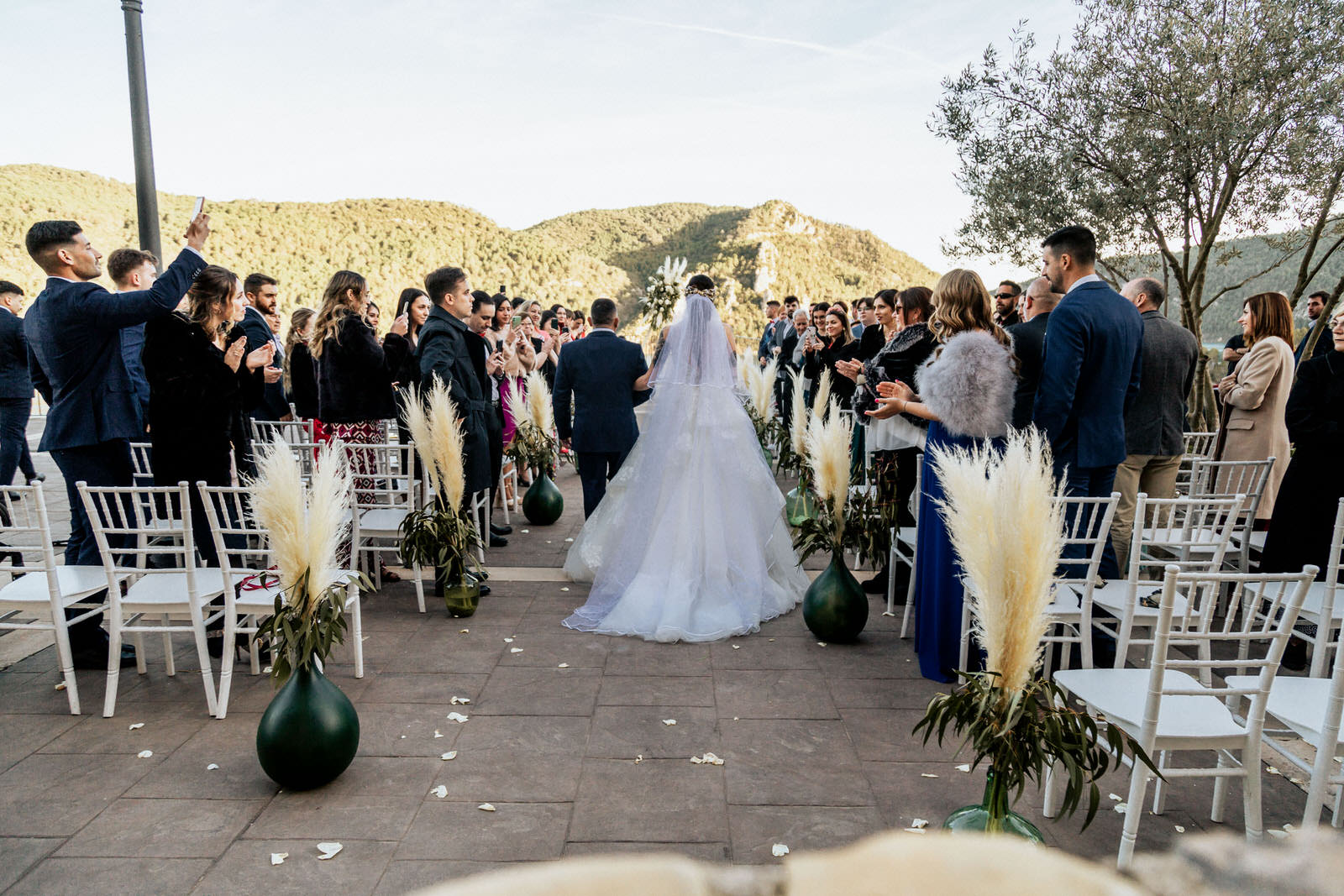 invitados aplaudiendo en la entrada de la novia