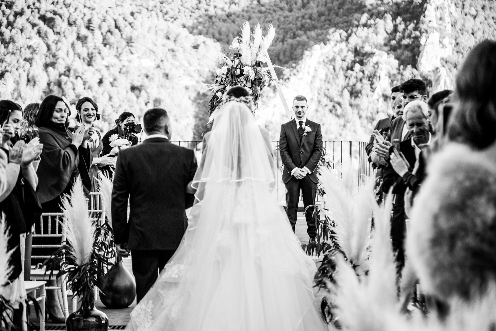 mirada del novio en la entrada de la novia