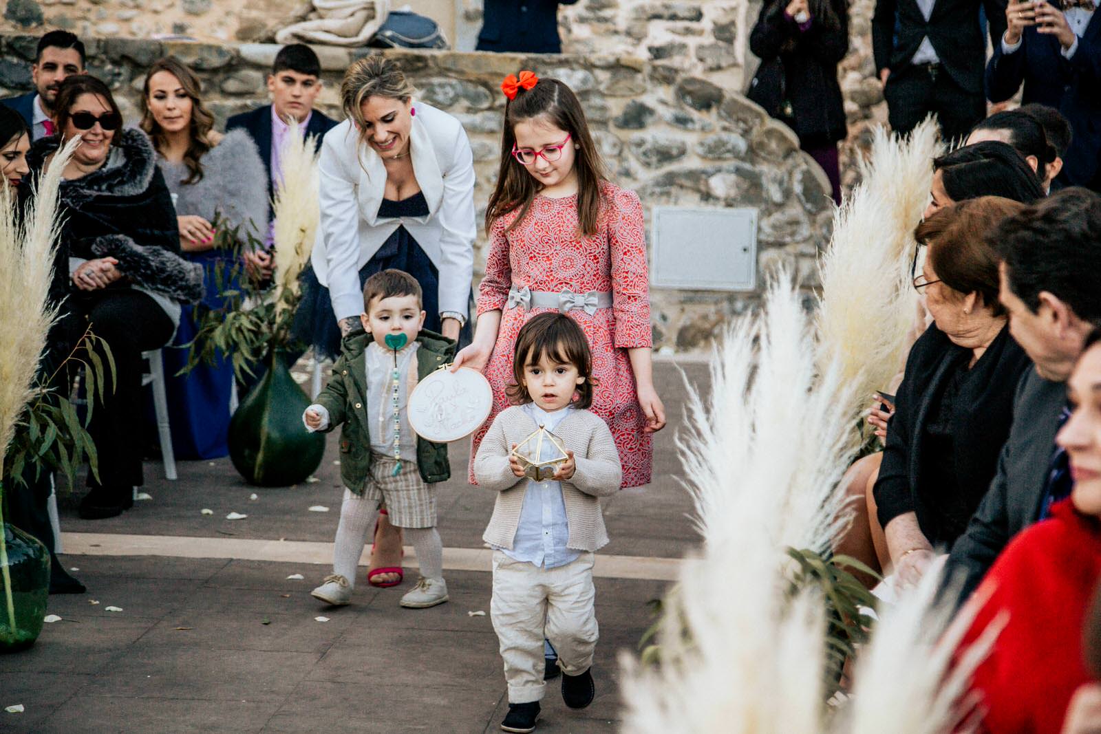 entrada de los niños con las arras y los anillos