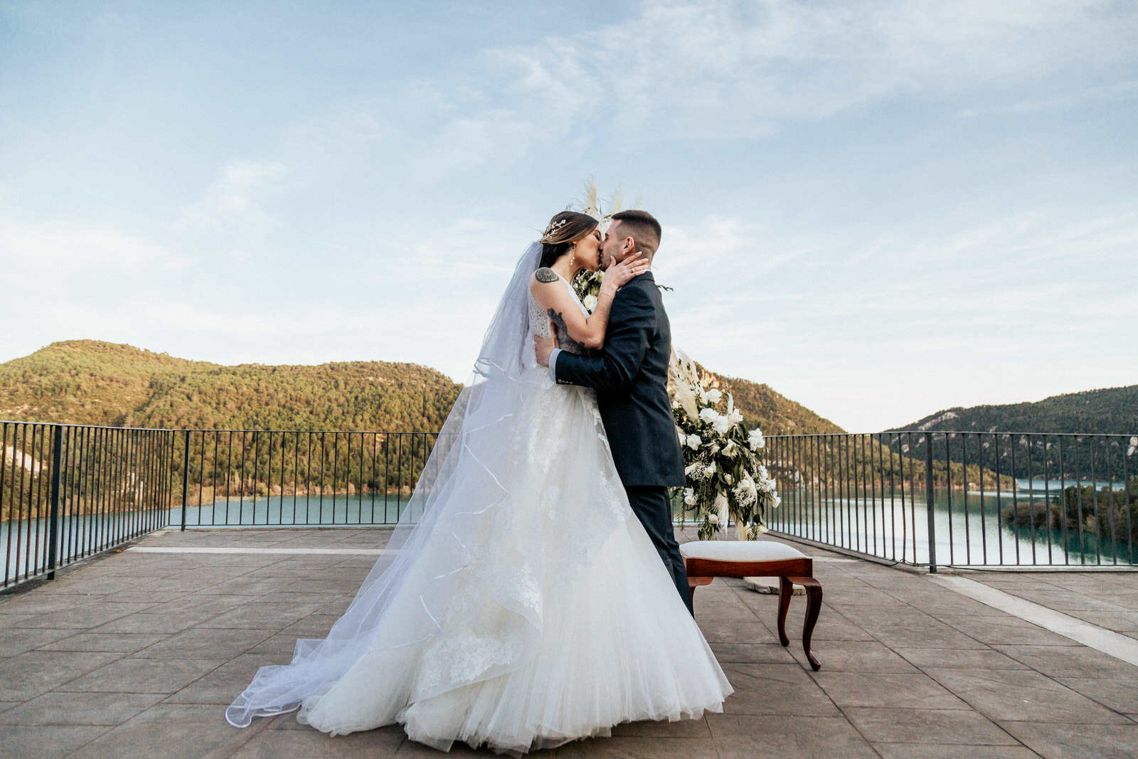 beso de los novios en la boda