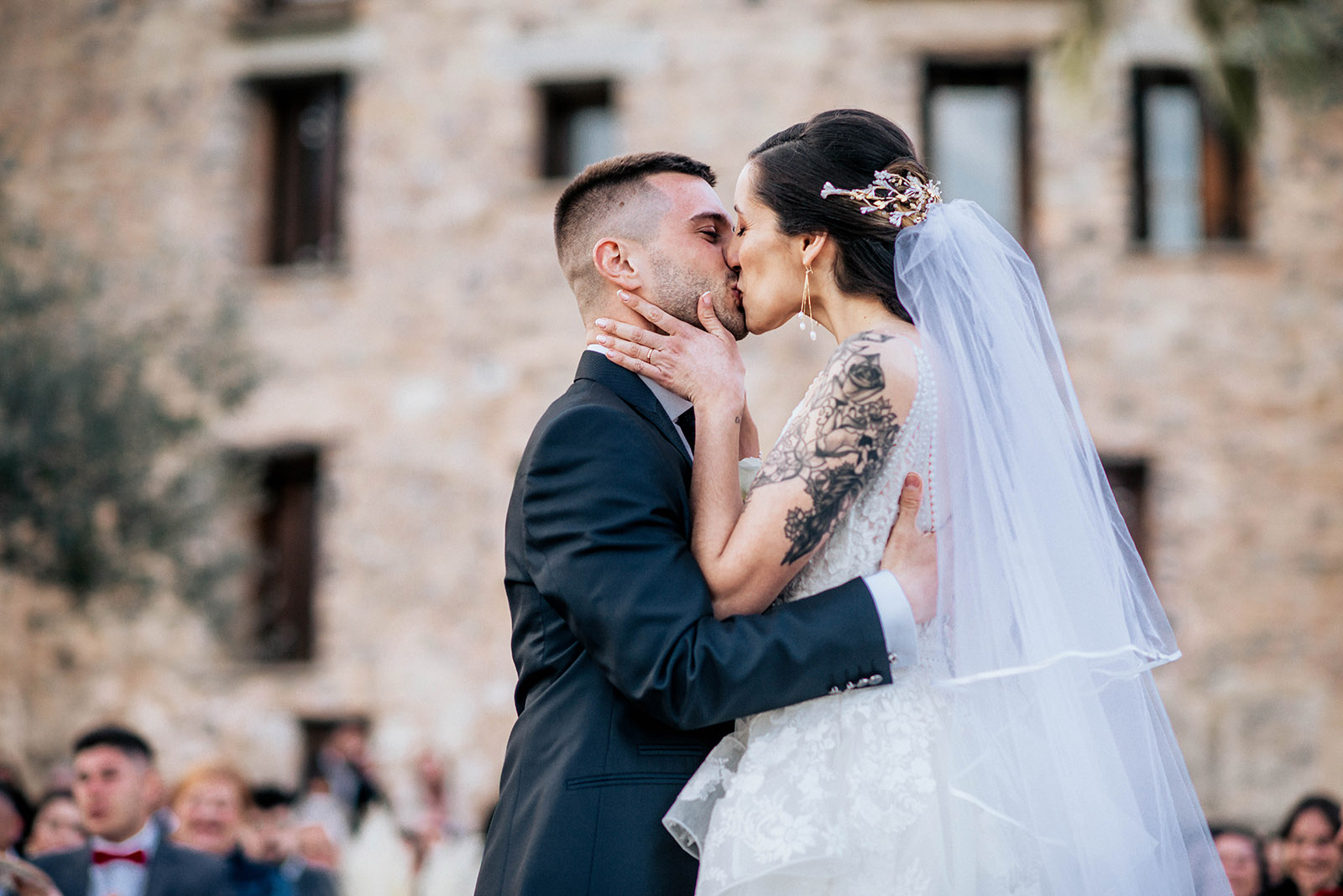 beso de los novios en la boda Liguerre Resort, Hotel