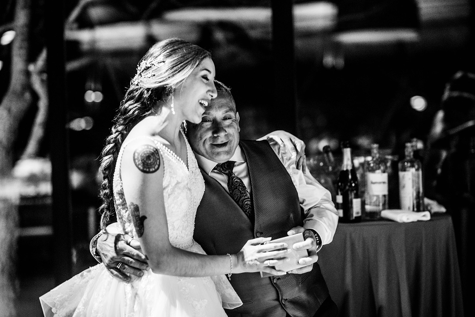 abrazo de padre a la novia