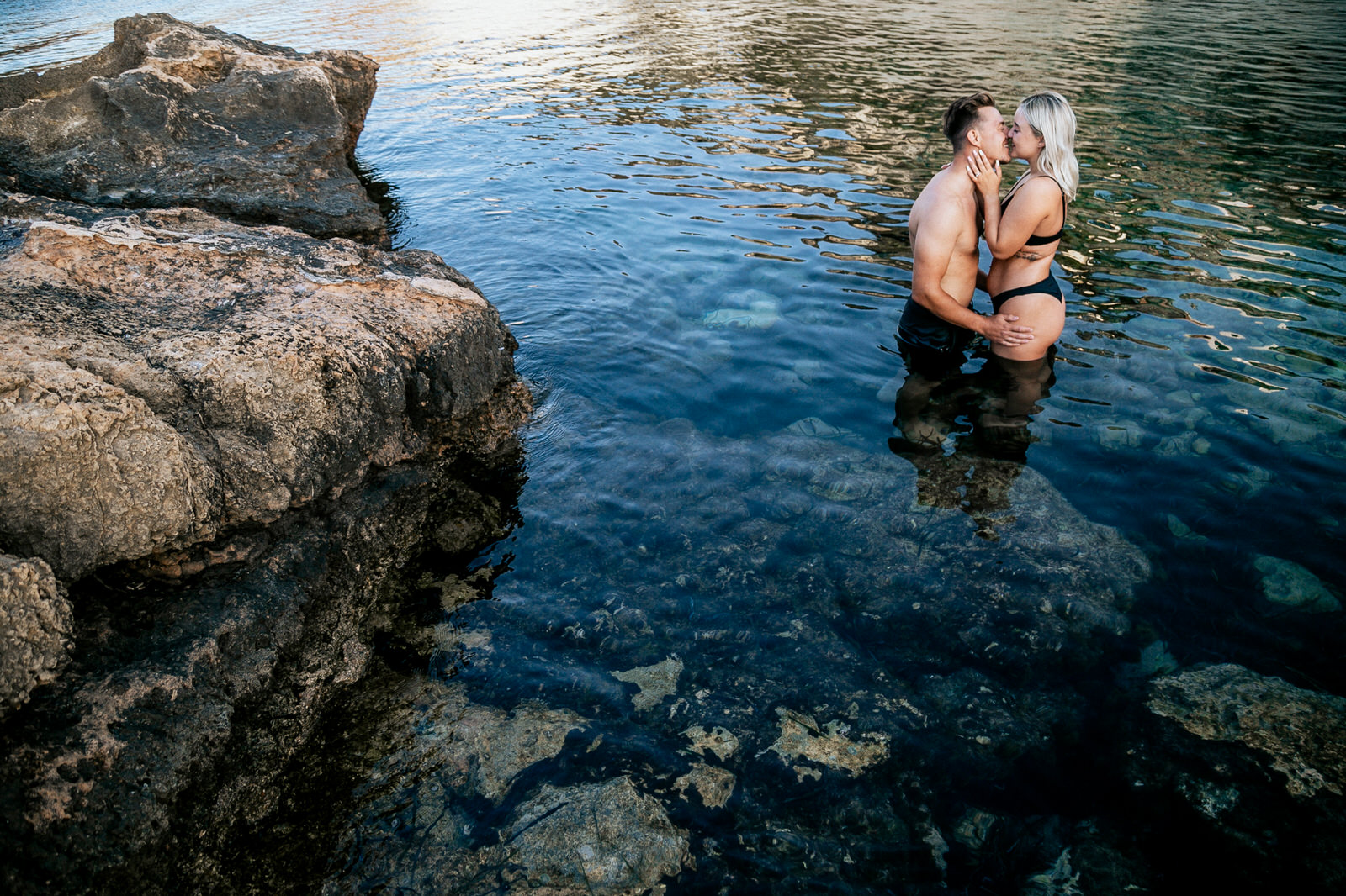 Fotos de pareja en la playa Cala Blanca - Jávea