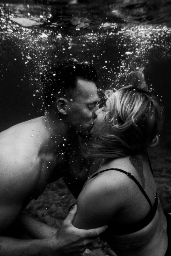 beso de pareja bajo el agua