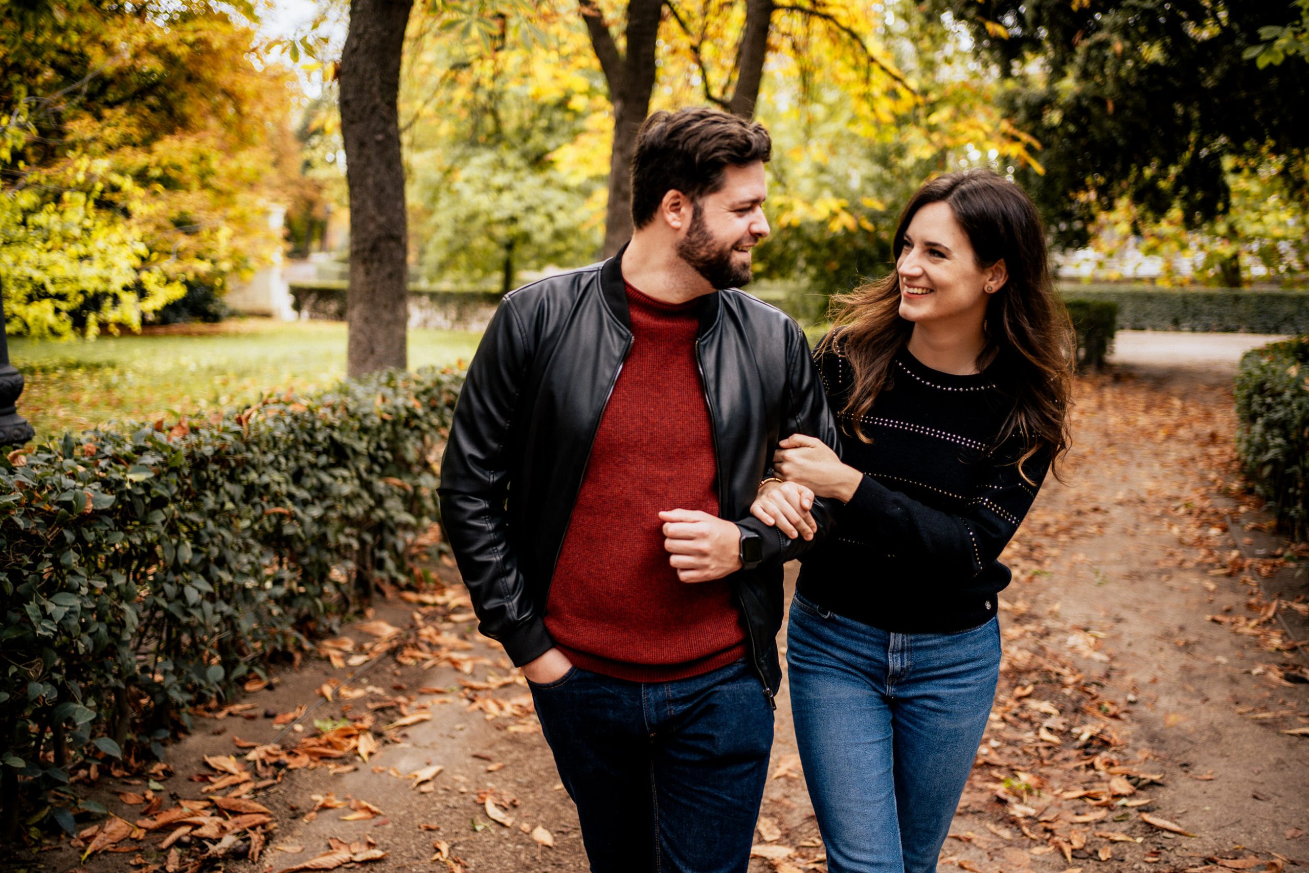 pareja caminando