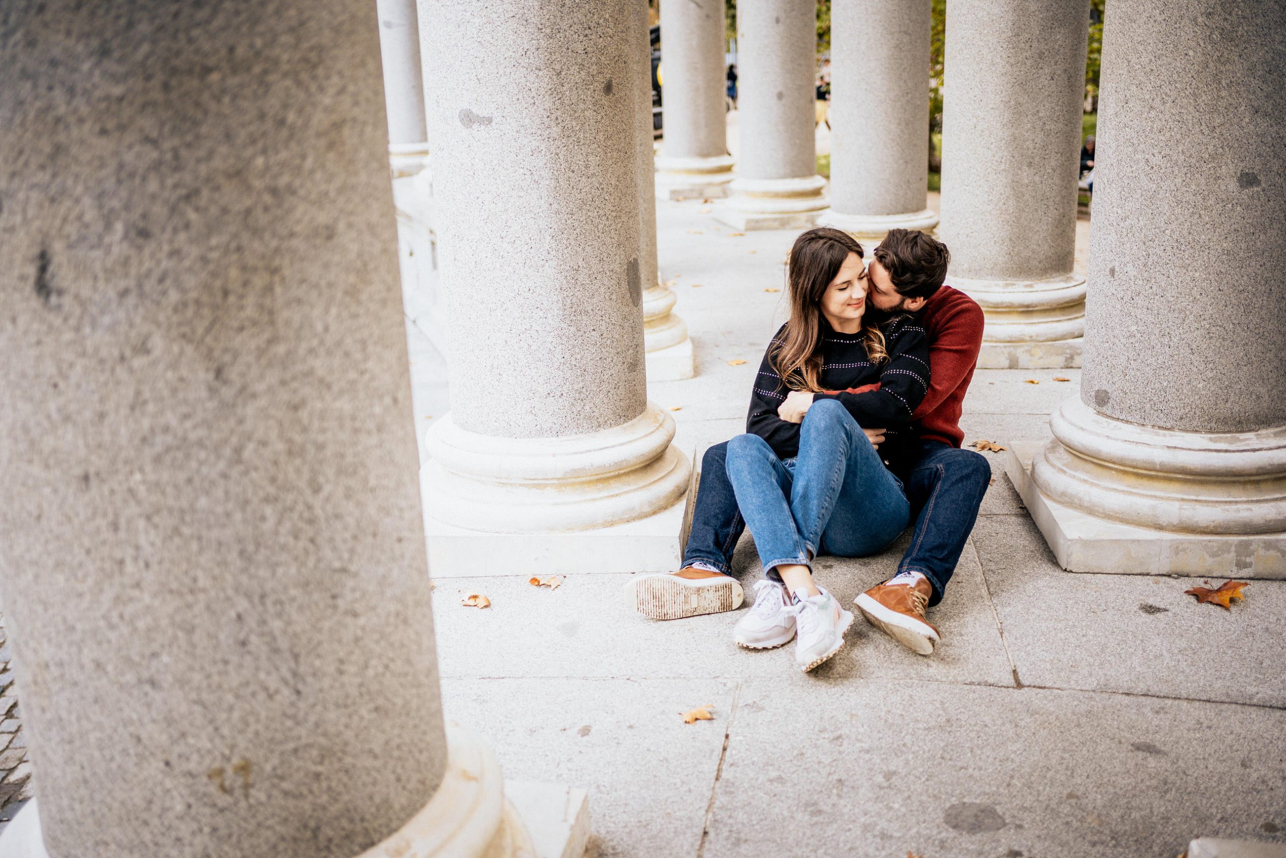 Pareja abrazados sentados