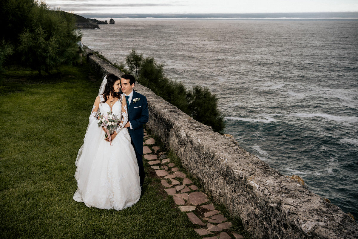 retrato de pareja de novios en Llanes Asturias