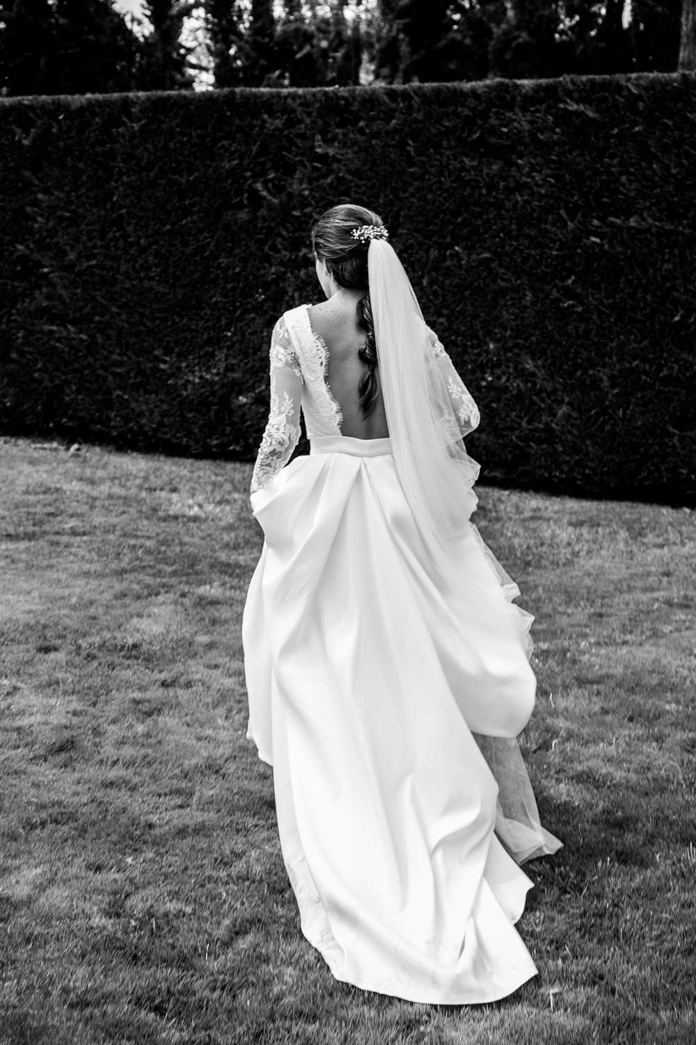 Chica con vestido de novia en blanco y negro 