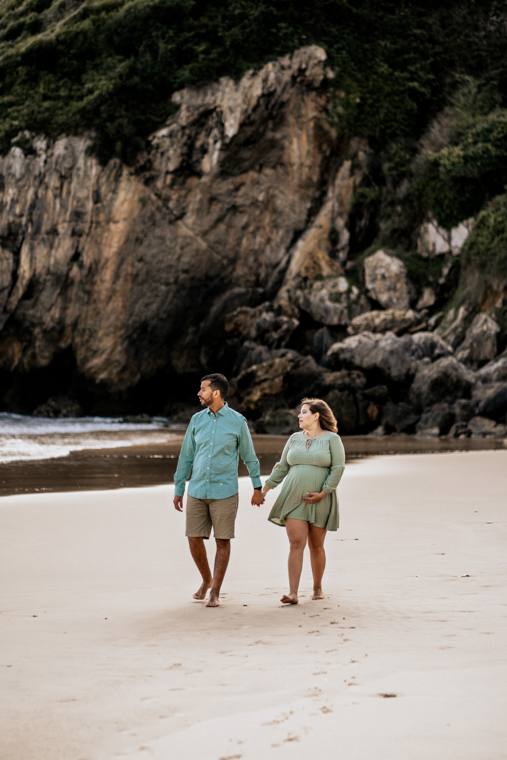 pareja embarazada en la playa