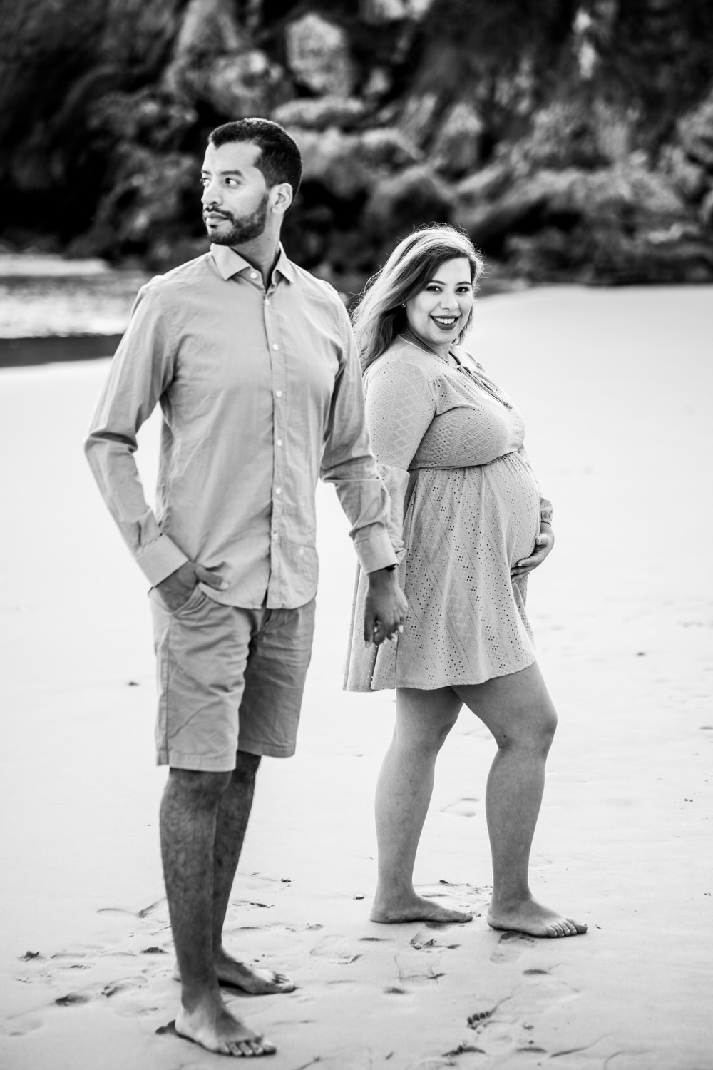 pareja embarazada en la playa de san andrin