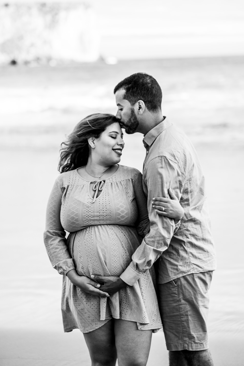 pareja embarazada en la playa llanes asturias
