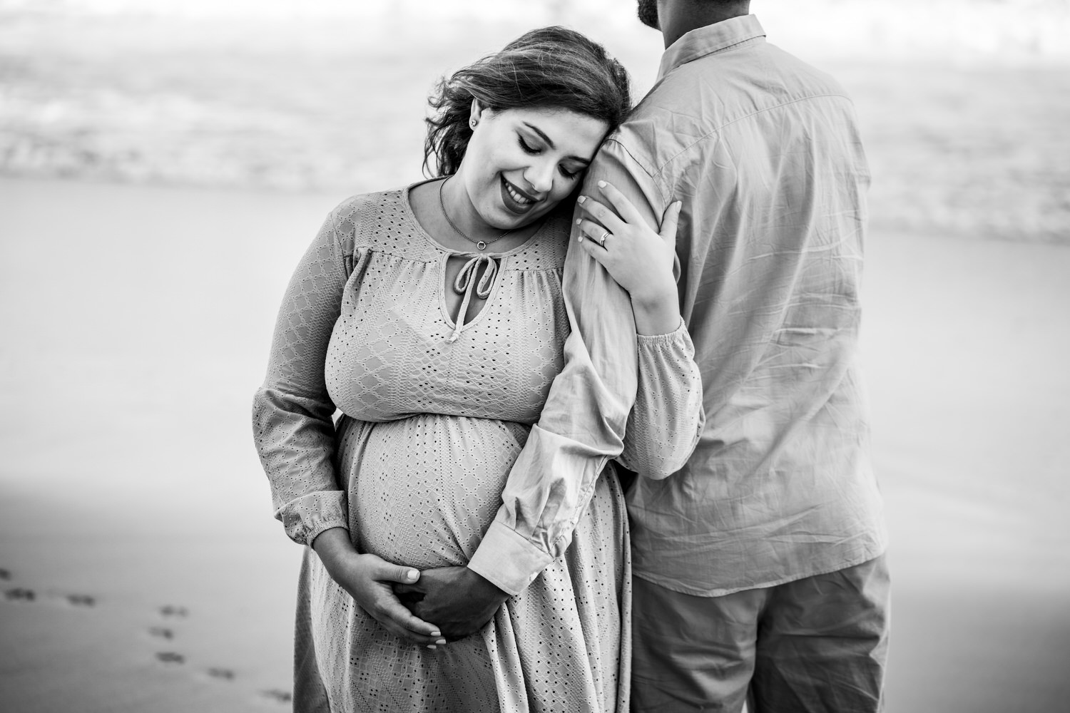 pareja embarazada en la playa