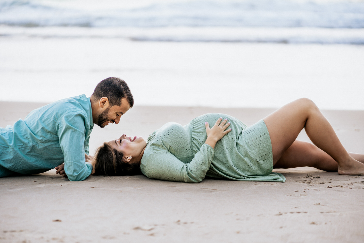 pareja en la arena embarazada
