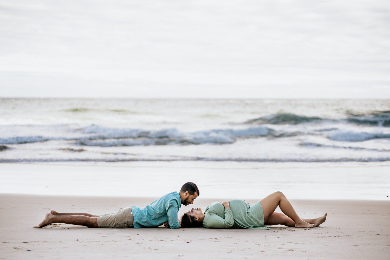 pareja acostados en la playa