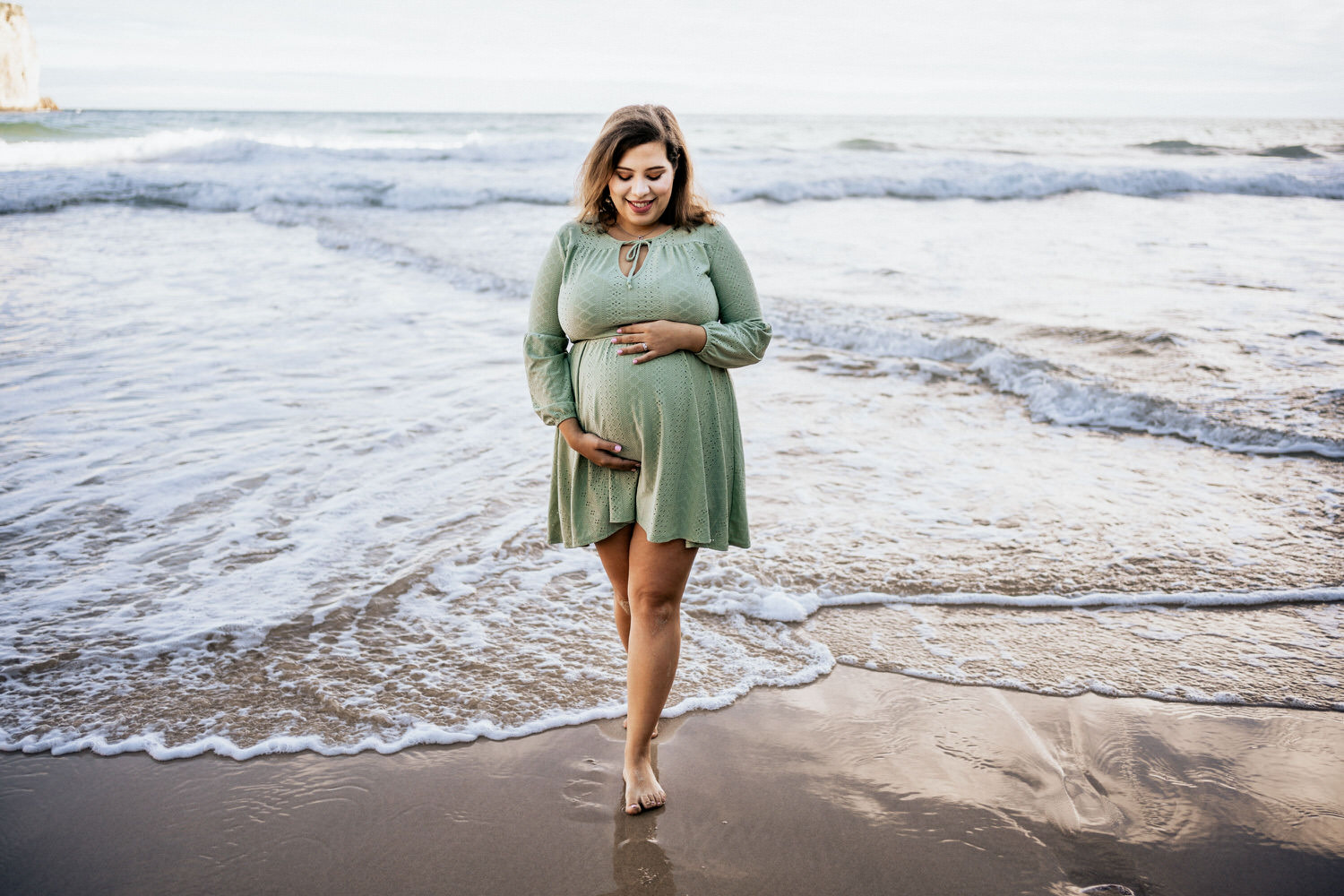 mujer embarazada en la playa