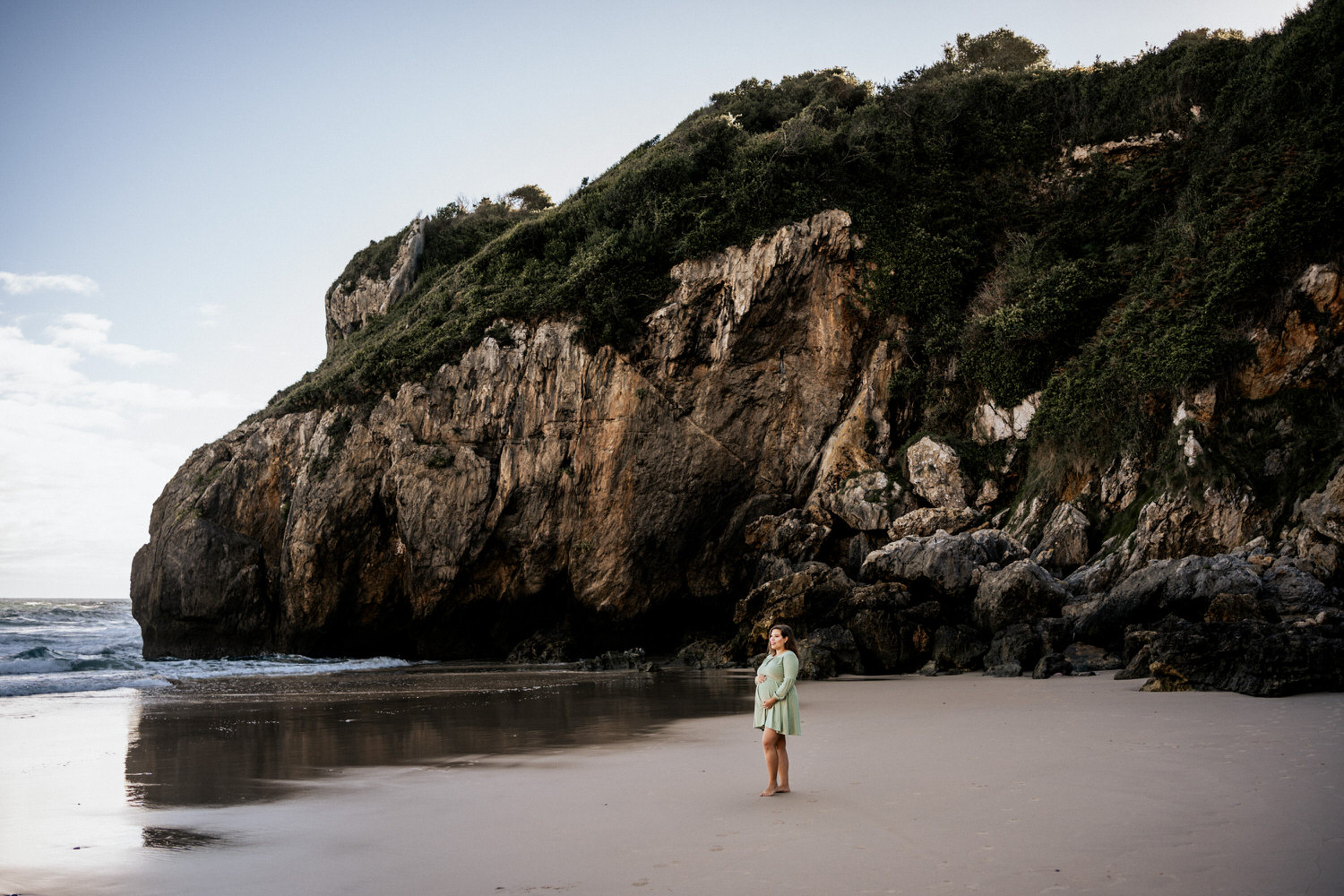 embarazada en la playa de Andrín con montañas de fondo