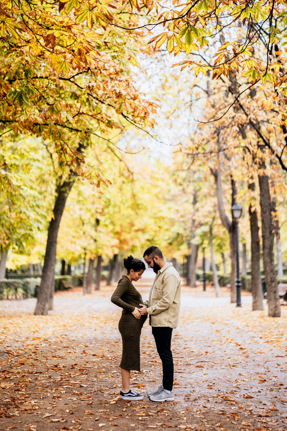 pareja en otoño embarazada