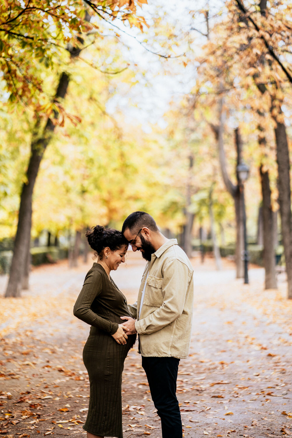 pareja en otoño embarazada