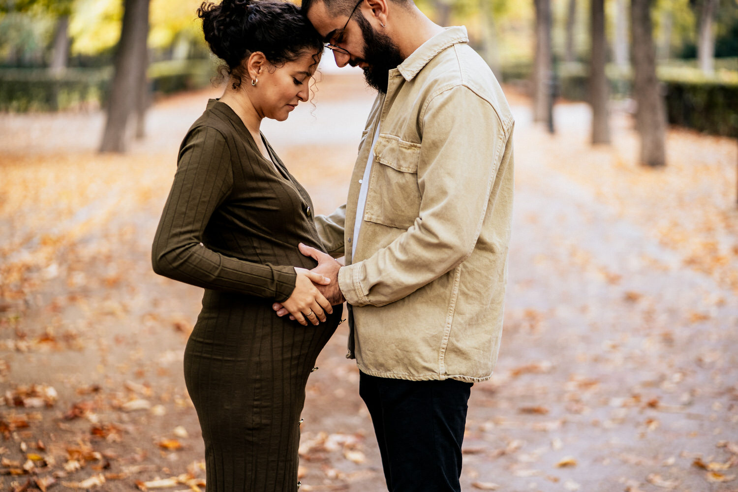 pareja embarazada viendo la barriga