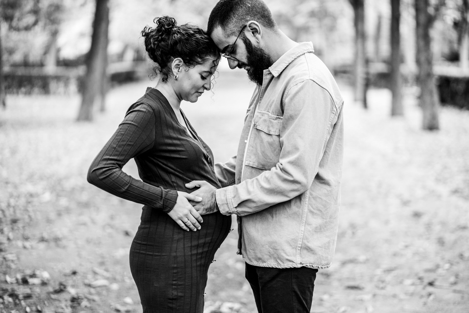 padre tomando barriga de madre