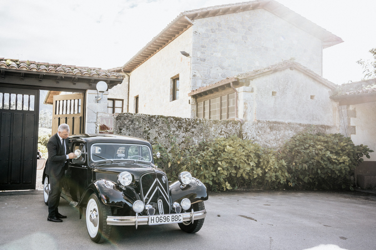 Finca las Nieves con el coche esperando para la boda