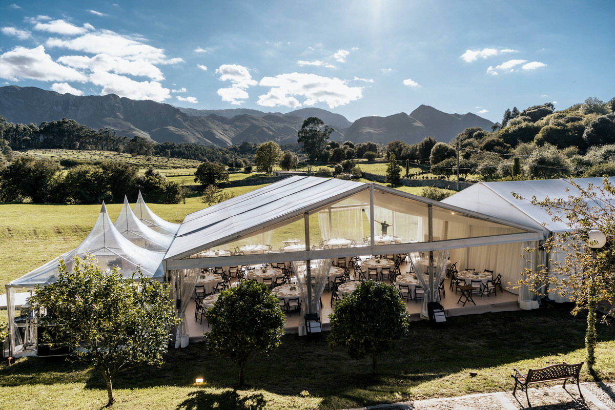 Vistas dentro de la Finca las Nieves con campas montadas para boda