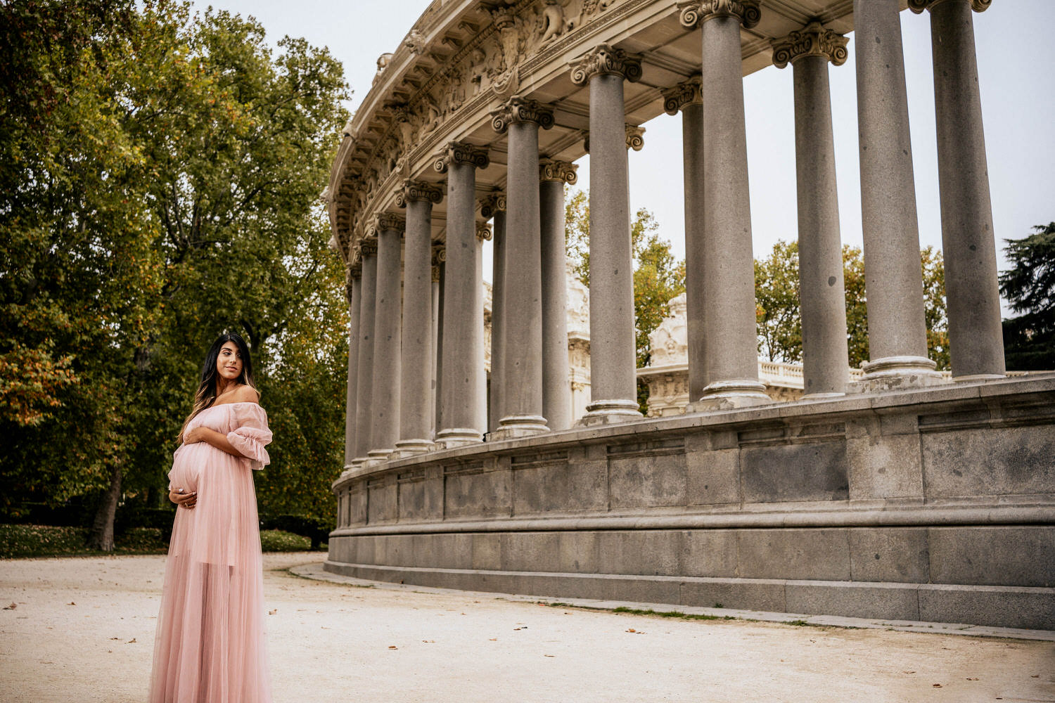 mujer embarazada en el parque el retiro