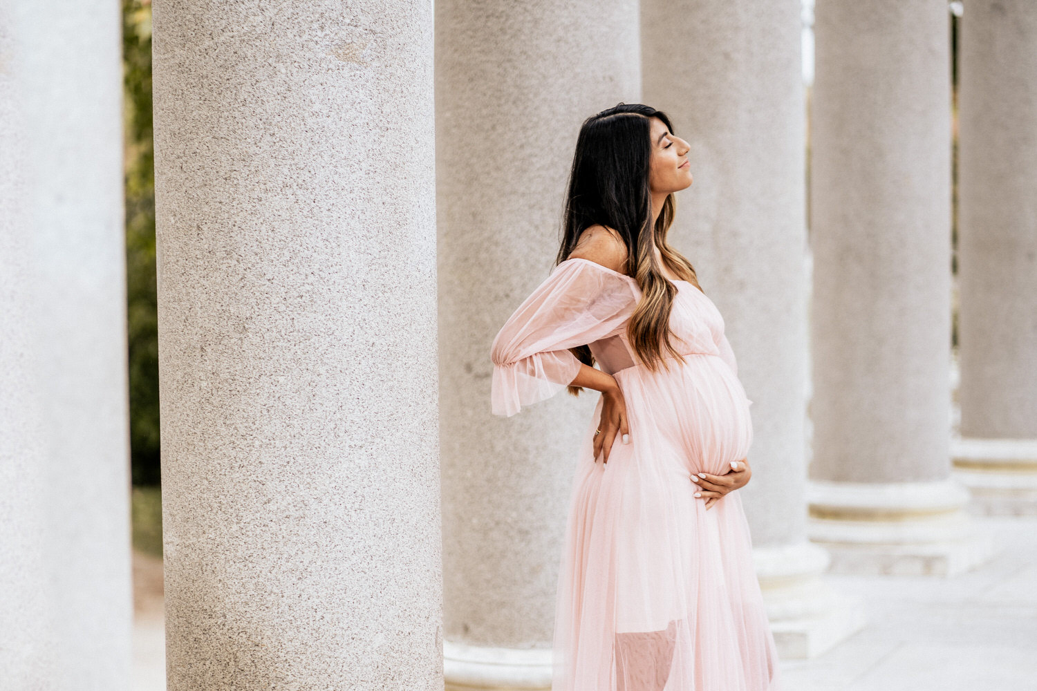 embarazada con vestido rosa
