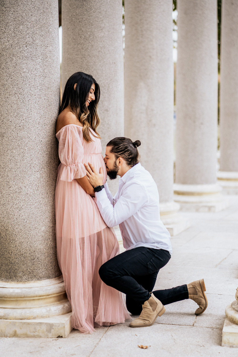 beso de barriga embarazada en parque el retiro