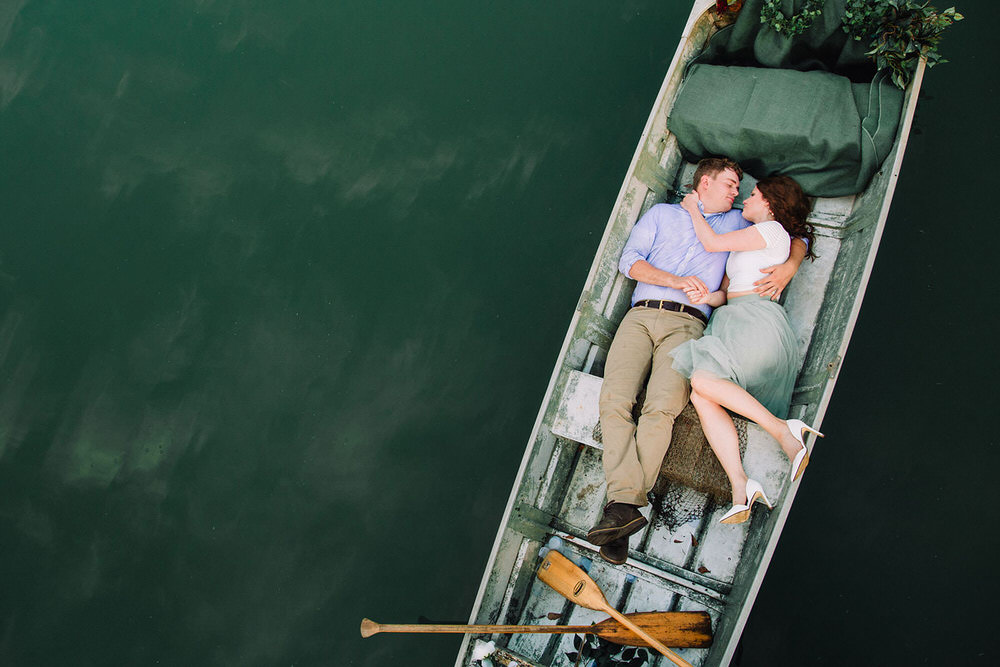 Sesion en pareja en un bote en un angulo alto